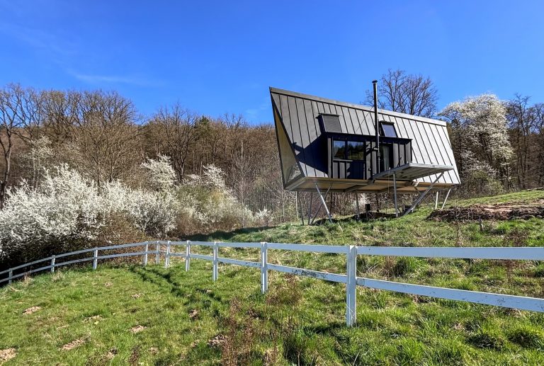 Das neue Baumhaus Talblick aus der Ferne – Baumhausapartment im Odenwald